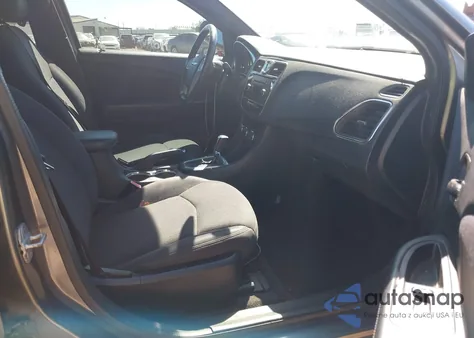 2013 Chrysler 200 Touring z USA, uszkodzony, nr VIN 1C3CCBBB1DN714330